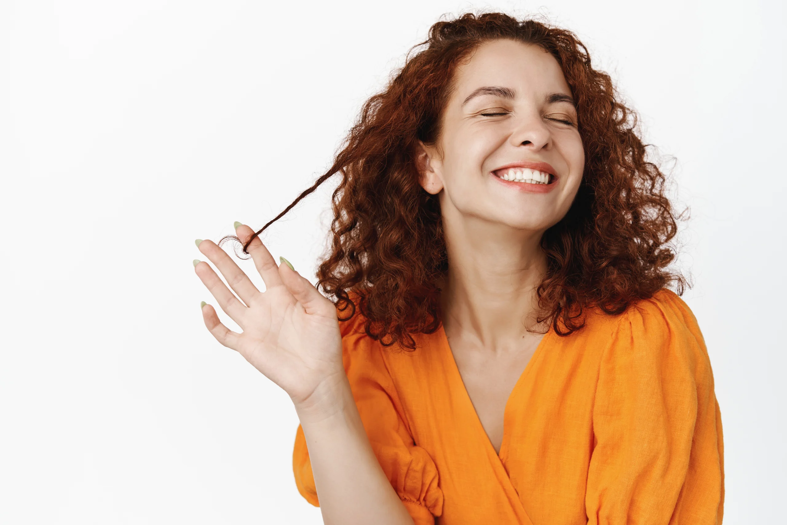 Biotina Engorda? A Verdade Sobre a Vitamina B7 biotina engorda mulher segurando o cabelo em fundo branco
